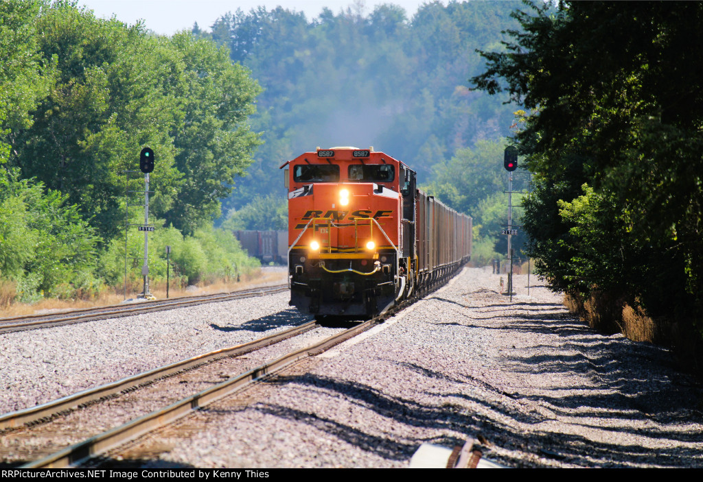 BNSF 8587